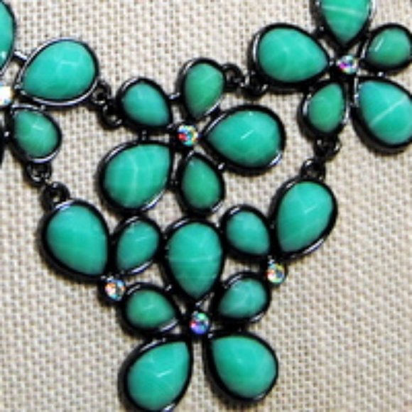 Floral Design Necklace Sea Foam Green & Crystals - Picture 5 of 5